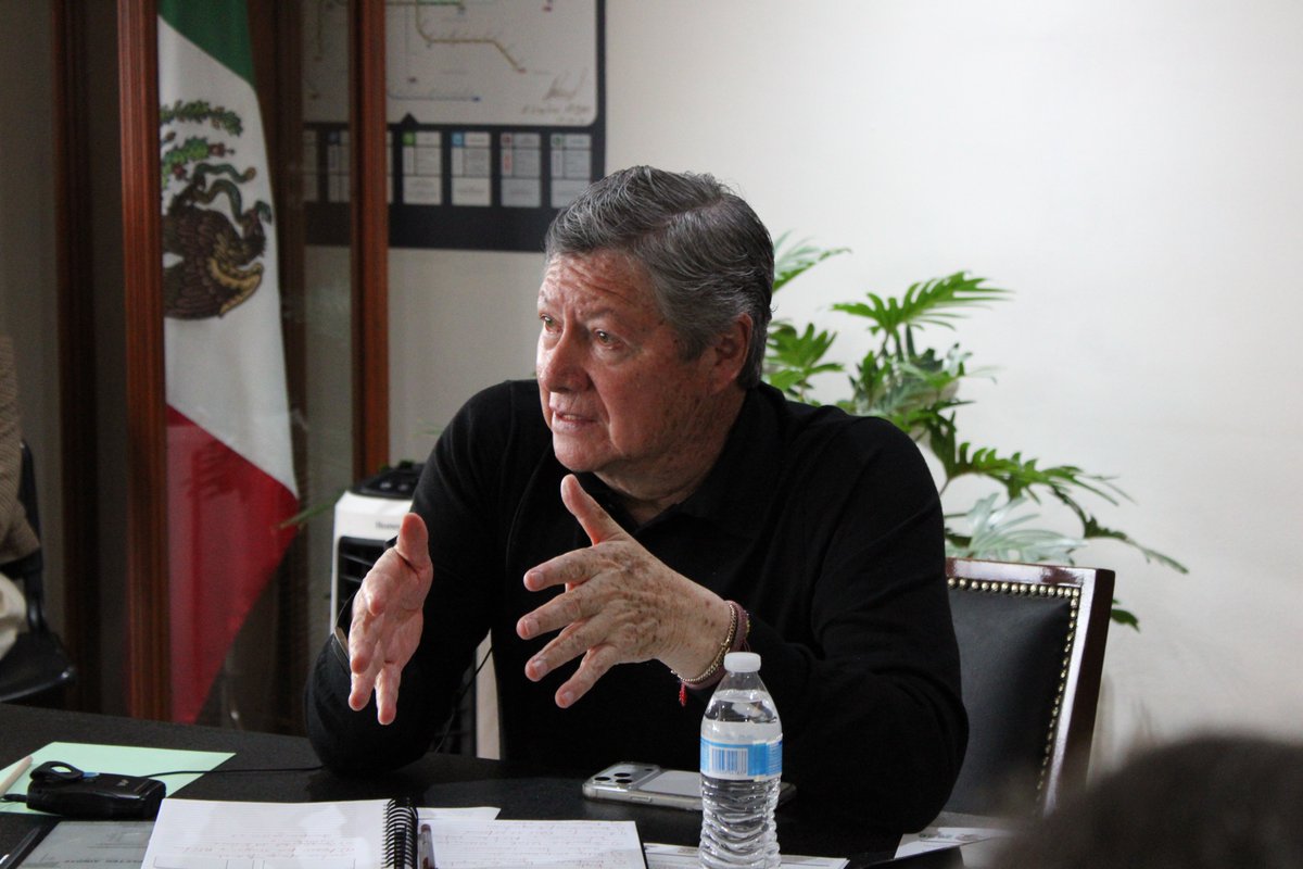 LaSEMOVI's tweet photo. Esta tarde, en la Secretaría de Movilidad, recibimos al equipo del "Foro Diseño Urbano" (@UDFNYC) donde compartimos los avances de la Ciudad de México en electromovilidad, infraestructura, innovación y tecnología aplicada en el transporte público. 🚎🚇⚡️

El titular de la #SEMOVI, @HectorUlisesGN, encabezó el encuentro, acompañado por las y los directores de los organismos de transporte. Durante este evento, conversamos sobre los retos que plantean las nuevas formas de movilidad, así como sobre la importancia de acercar opciones de transporte a las comunidades para mejorar sus trayectos.