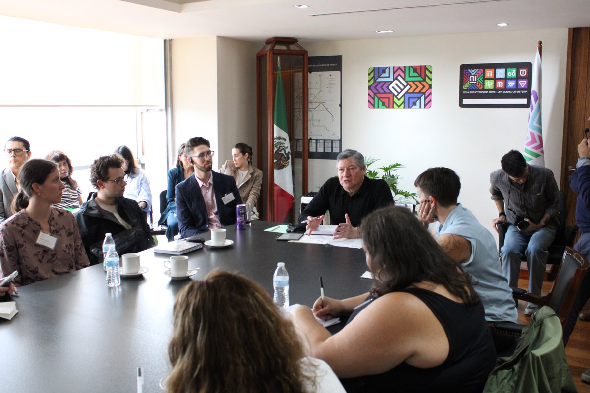 LaSEMOVI's tweet photo. Esta tarde, en la Secretaría de Movilidad, recibimos al equipo del "Foro Diseño Urbano" (@UDFNYC) donde compartimos los avances de la Ciudad de México en electromovilidad, infraestructura, innovación y tecnología aplicada en el transporte público. 🚎🚇⚡️

El titular de la #SEMOVI, @HectorUlisesGN, encabezó el encuentro, acompañado por las y los directores de los organismos de transporte. Durante este evento, conversamos sobre los retos que plantean las nuevas formas de movilidad, así como sobre la importancia de acercar opciones de transporte a las comunidades para mejorar sus trayectos.