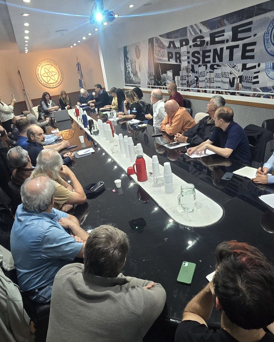 UPSA_Oficial's tweet photo. 📣AHORA📣
Nuevo encuentro entre dirigentes sindicales de las empresas en proceso de privatización y las Diputadas Nacionales @AnaMariaIanni y @florcarignanook.
La reunión se está realizando en la sede de APSEE y cuenta con la presencia de su Sec. Gral. el Cro Carlos Minucci.
La delegación de UPSA,  está encabezada por nuestros cros. Sec. Gral. y Sec. Gremial Adjunto, Ruben Fernández y Marcelo Cazzulo
#UPSA Prensa
#UPSAsiemprejuntos