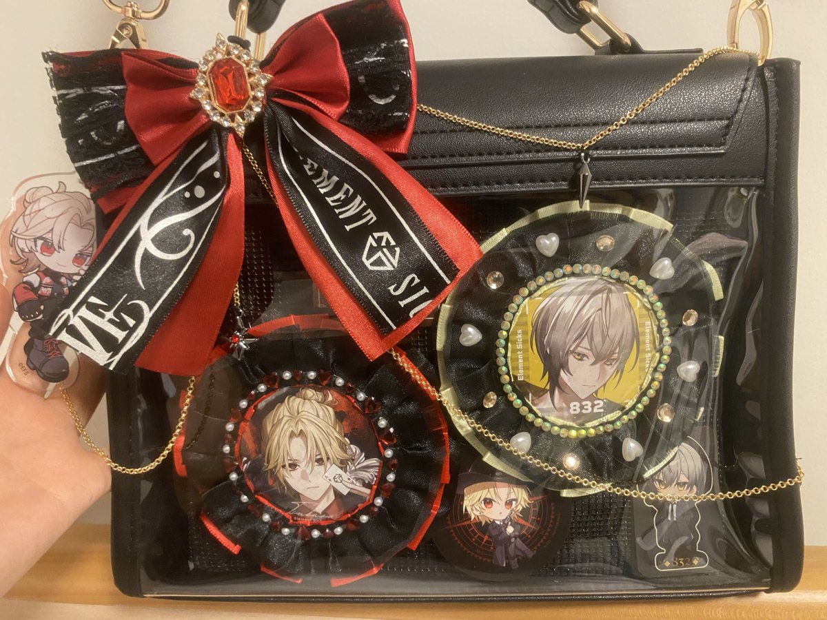 myureimyu's tweet photo. Itabag update! Added more accessories, including a Neiro cheki. Given what I worked with, I think it turned out pretty well~😌

I’m not sure if I want to turn it into an all member thing since I have so little space but I am NOT buying a bigger ita, so.. just these three for now https://t.co/YXaapaiofr