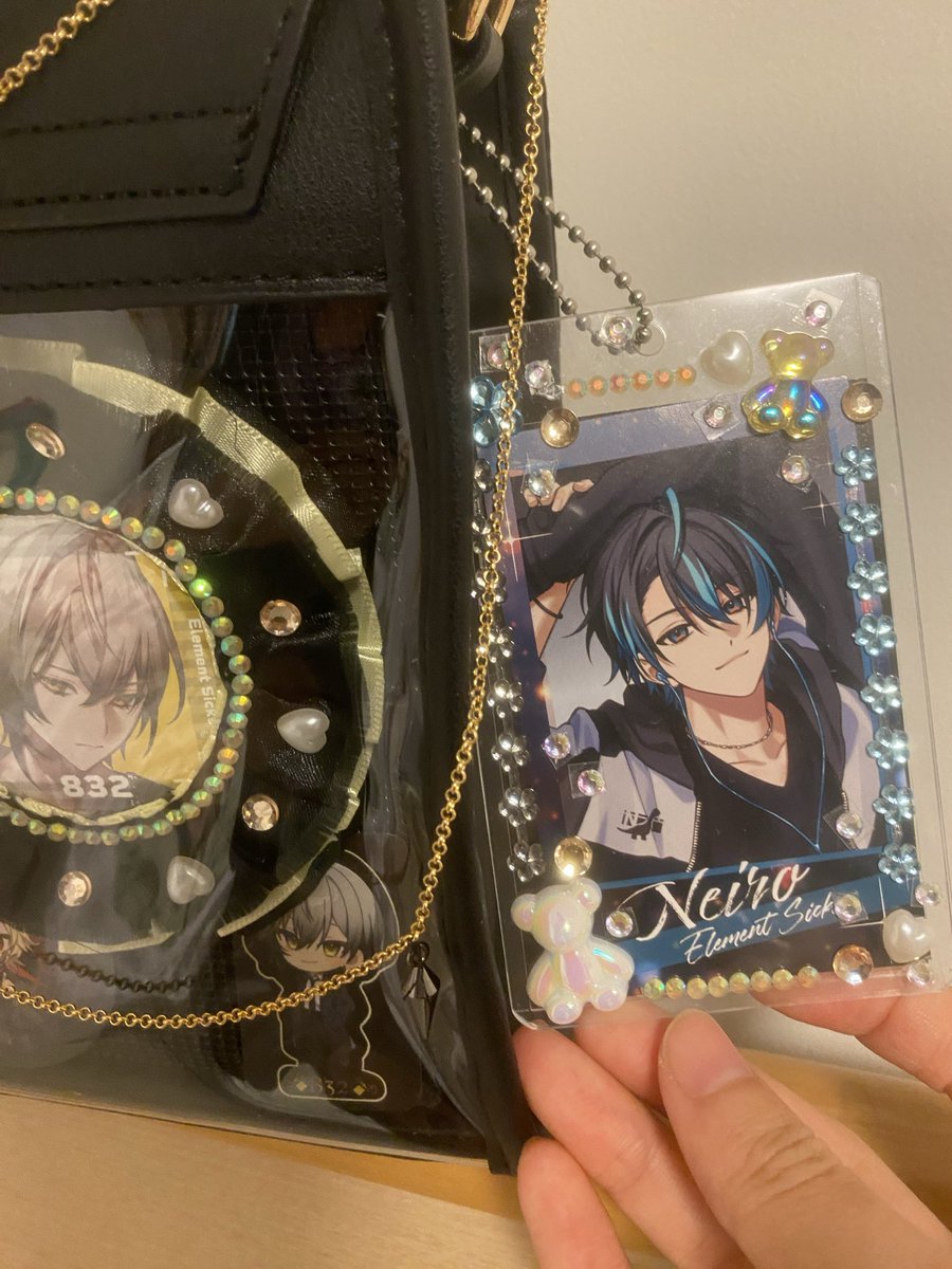 myureimyu's tweet photo. Itabag update! Added more accessories, including a Neiro cheki. Given what I worked with, I think it turned out pretty well~😌

I’m not sure if I want to turn it into an all member thing since I have so little space but I am NOT buying a bigger ita, so.. just these three for now https://t.co/YXaapaiofr