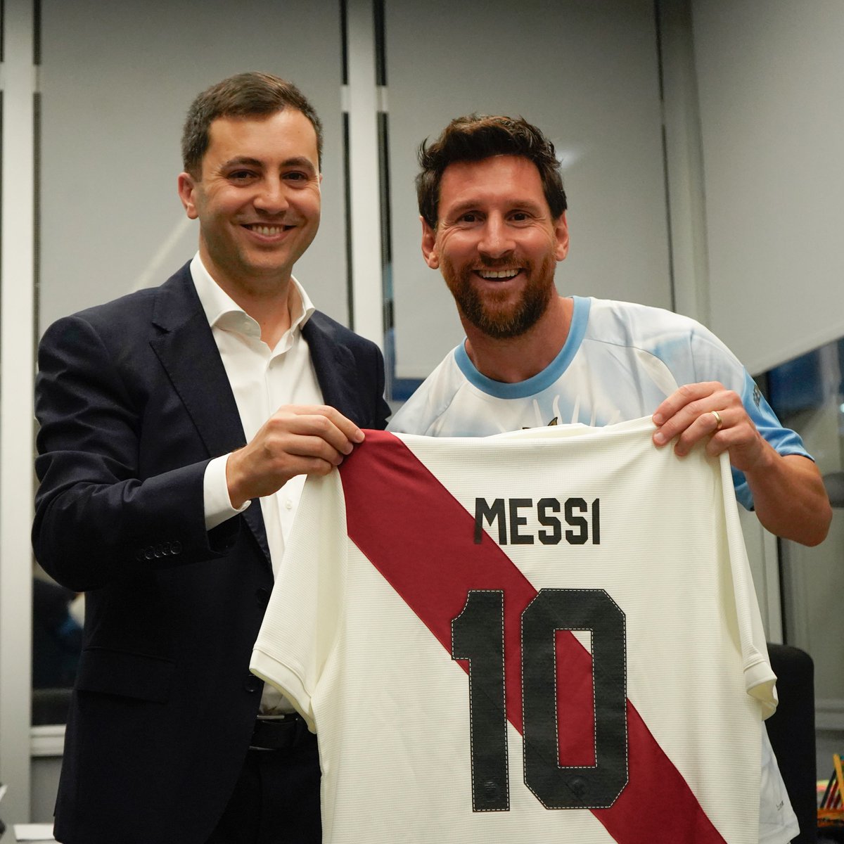 _crisenberg_'s tweet photo. Messi con Antonella// Messi con la camiseta de River https://t.co/zjxDlBrssR