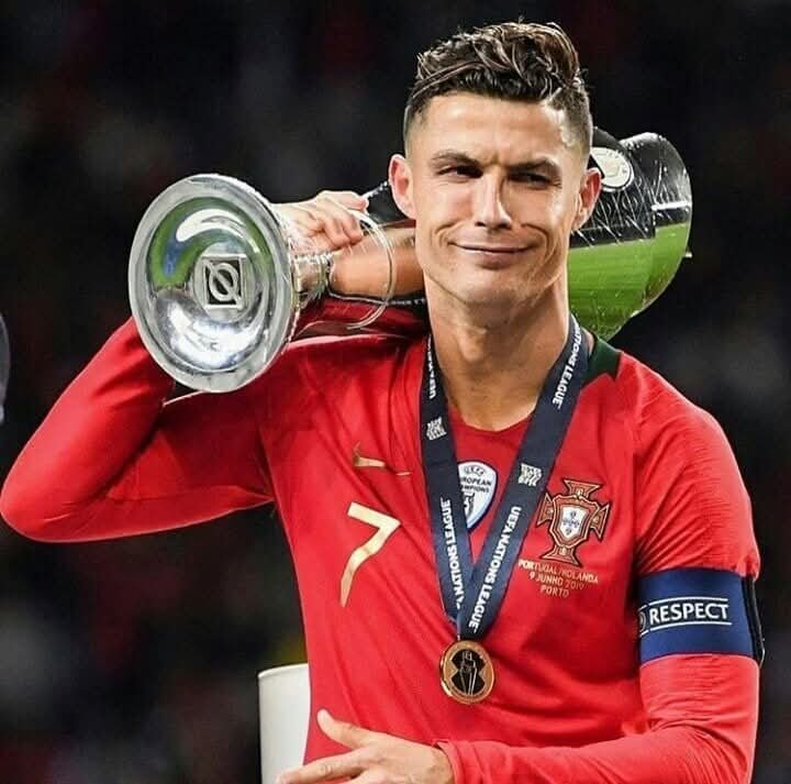 Aywa_anaBen0a's tweet photo. بس جميل اوي ان القدر يلعب لعبته ، وصلنا من اللقطة دي و اعتقاده ان كل شيء انتهى و ان خلاص ميسي مات و اتدفن .. للحظة الي احنا فيها دلوقت

ميسي بيتكرم كا بطل تاريخي وسط احتفاء من الكوكب كله

و التاني منبوذ ومطرود وبيعيط في نفس الوقت وعاوز يتعامل معاملة الاساطير بالعافيه https://t.co/y2gYNCqpMx