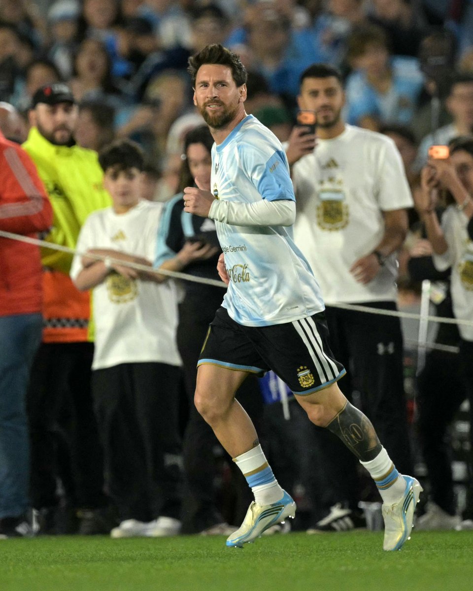 brfootball's tweet photo. All eyes on Leo 📸 https://t.co/e1BNqYGdt4