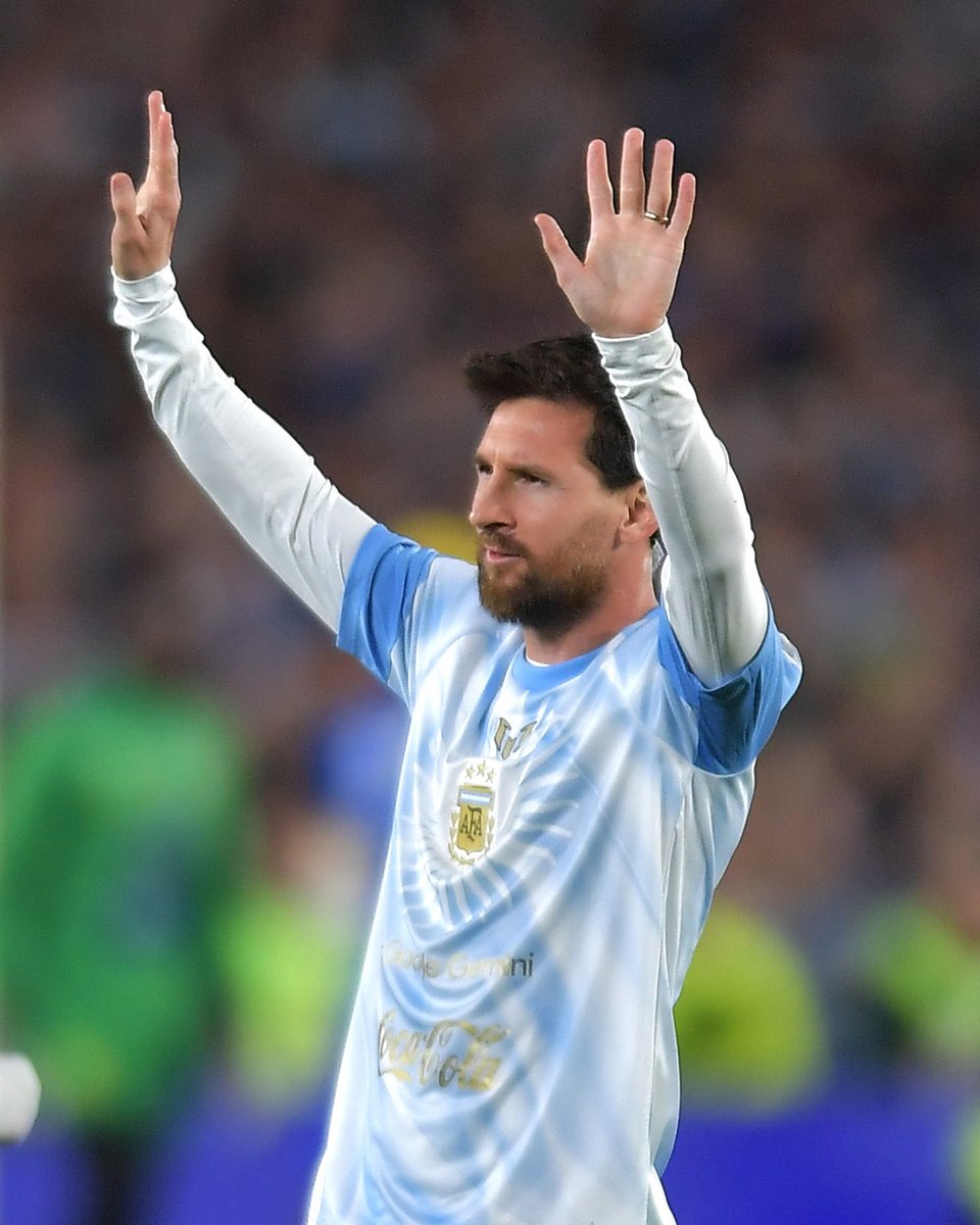 brfootball's tweet photo. All eyes on Leo 📸 https://t.co/e1BNqYGdt4