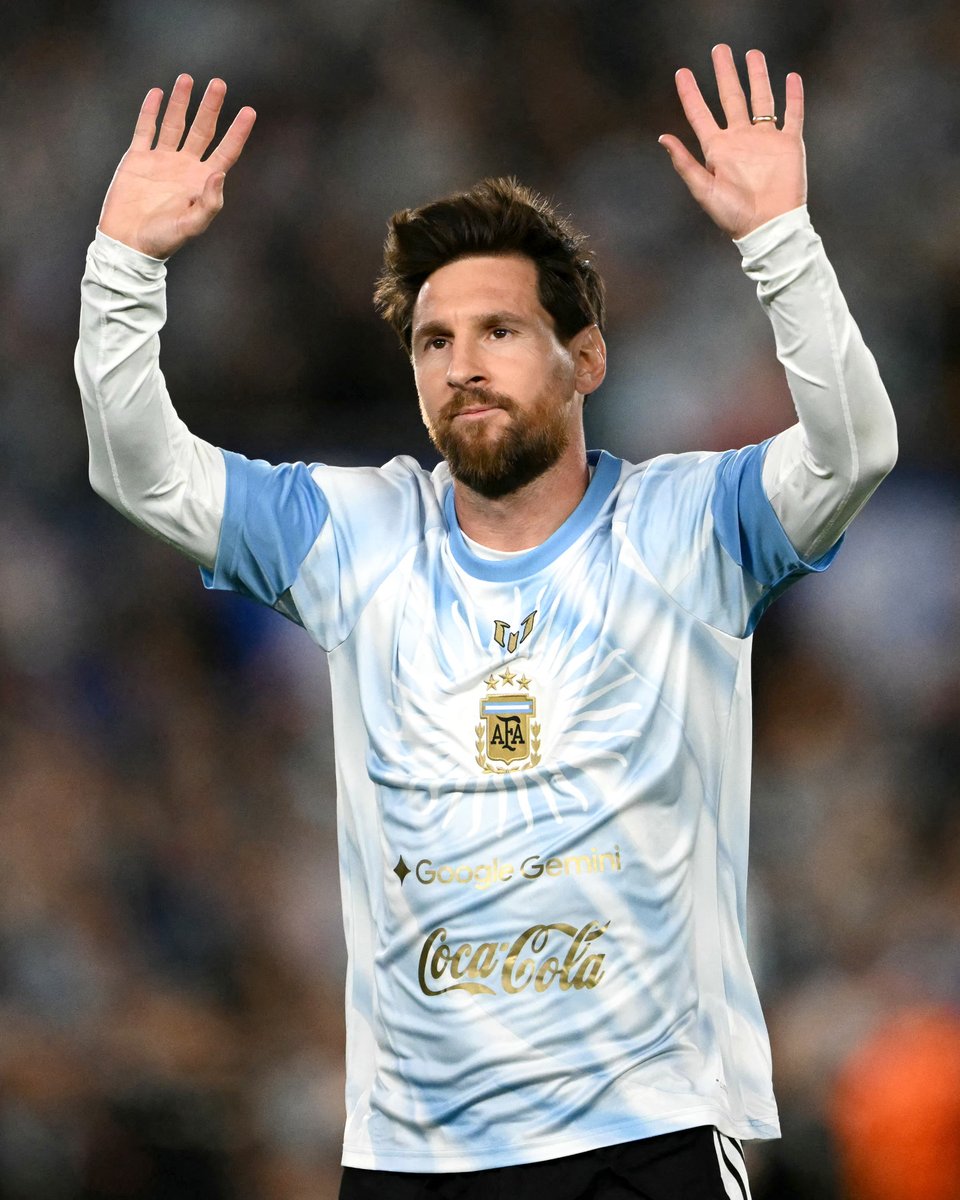 brfootball's tweet photo. All eyes on Leo 📸 https://t.co/e1BNqYGdt4