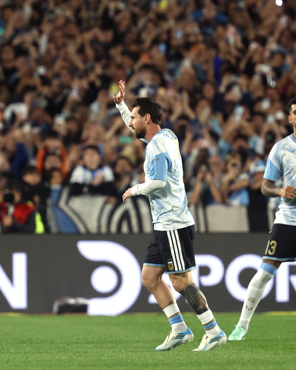 brfootball's tweet photo. All eyes on Leo 📸 https://t.co/e1BNqYGdt4