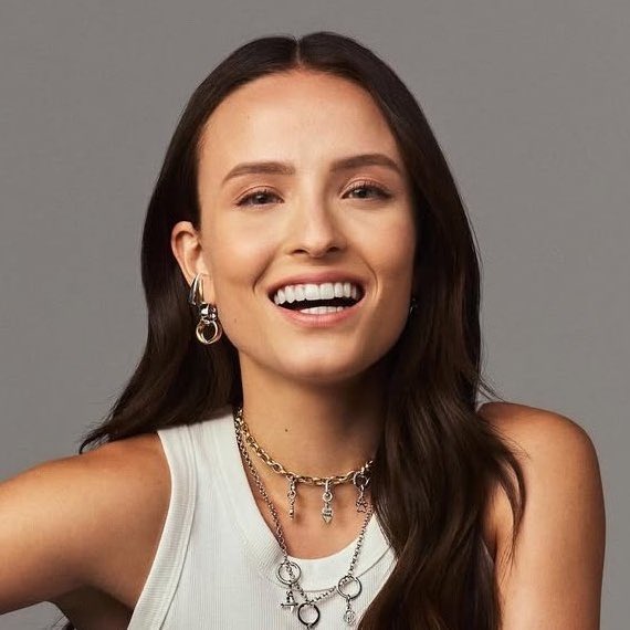 poponze's tweet photo. Larissa Manoela curtiu o pronunciamento de Rafa Justus após ela ter sido criticada por votar usando uma blusa com a bandeira do Brasil. https://t.co/uWyNI1HgLb