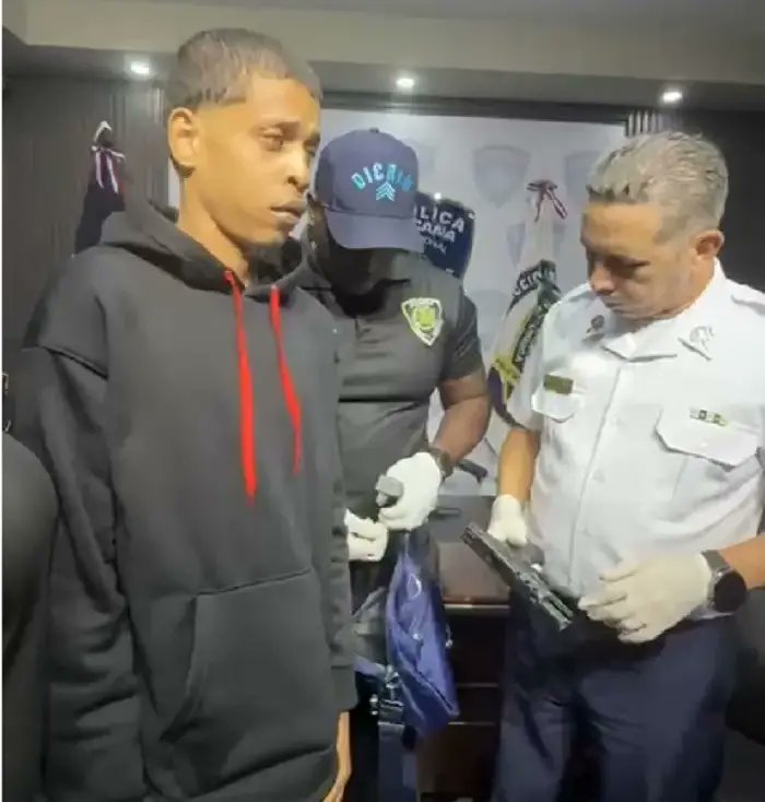 ElDia_do's tweet photo. Se entrega a la Policía joven señalado por asalto en Villa María captado en video
Por: Dayana Acosta
Más detalles en: https://t.co/Qcxd716GTp
#PeriódicoElDía #noticias #policía #villamaria #entrega #sospechoso https://t.co/jncKaZ9iV5