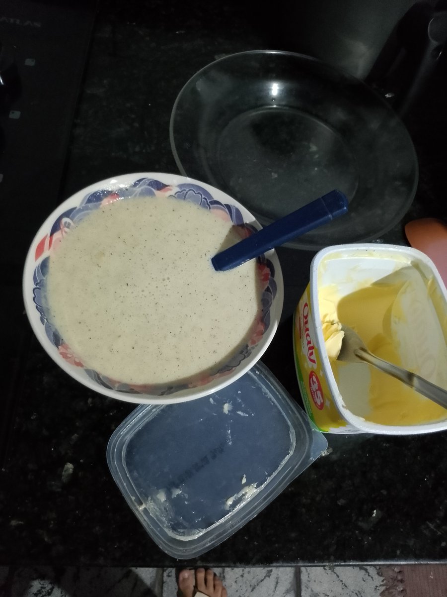 azeedox's tweet photo. eu fazendo panqueca de madrugada pq fui fazer bolo de caneca e o microondas tava queimado https://t.co/nWH2EJyjJx