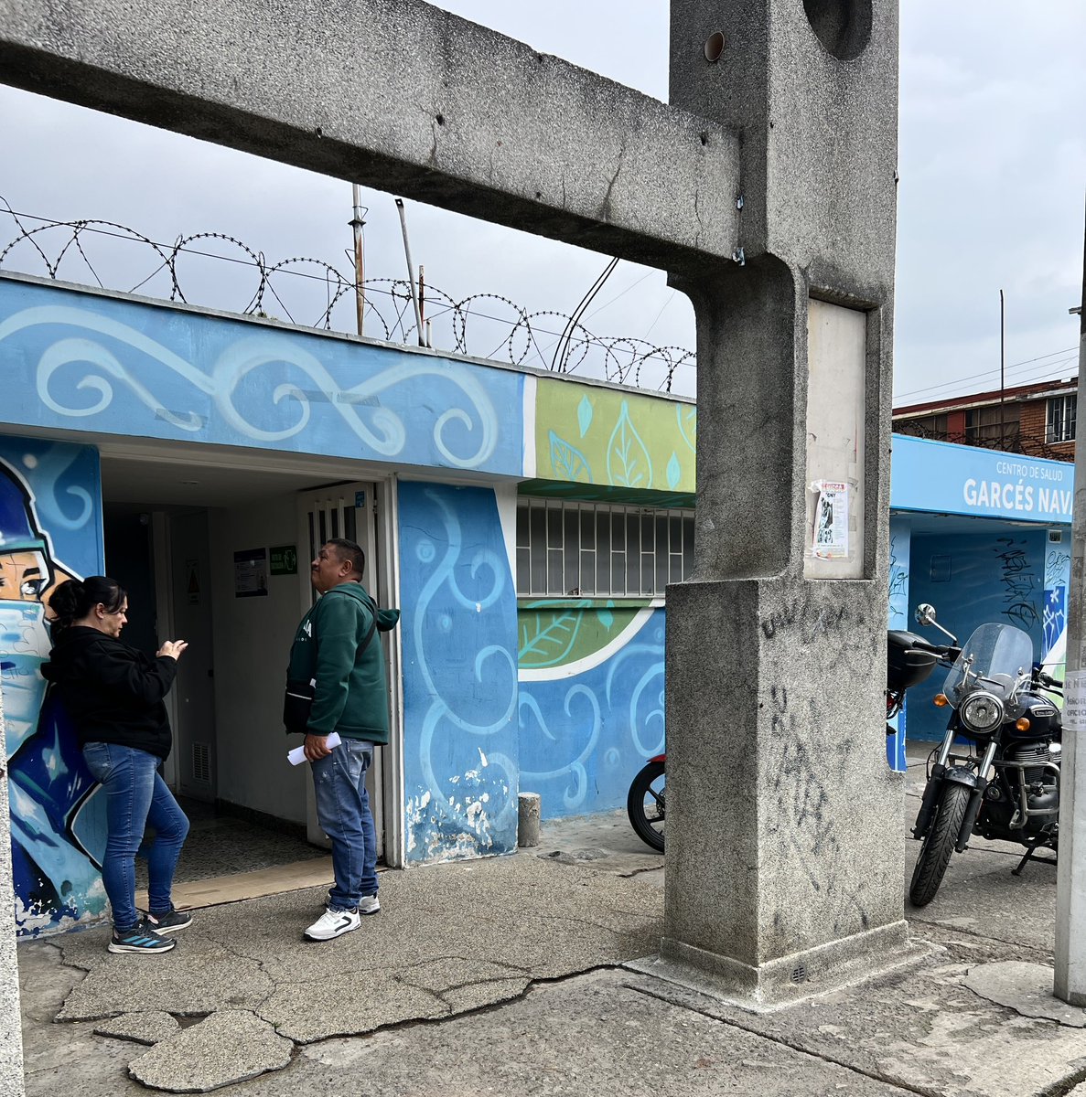 BRESTNEWSxv's tweet photo. La jornada empieza temprano. Todos los días, decenas de personas se acercan a pedir citas, reclamar documentos o asistir a sus controles médicos. https://t.co/u0xRK8MqGS
