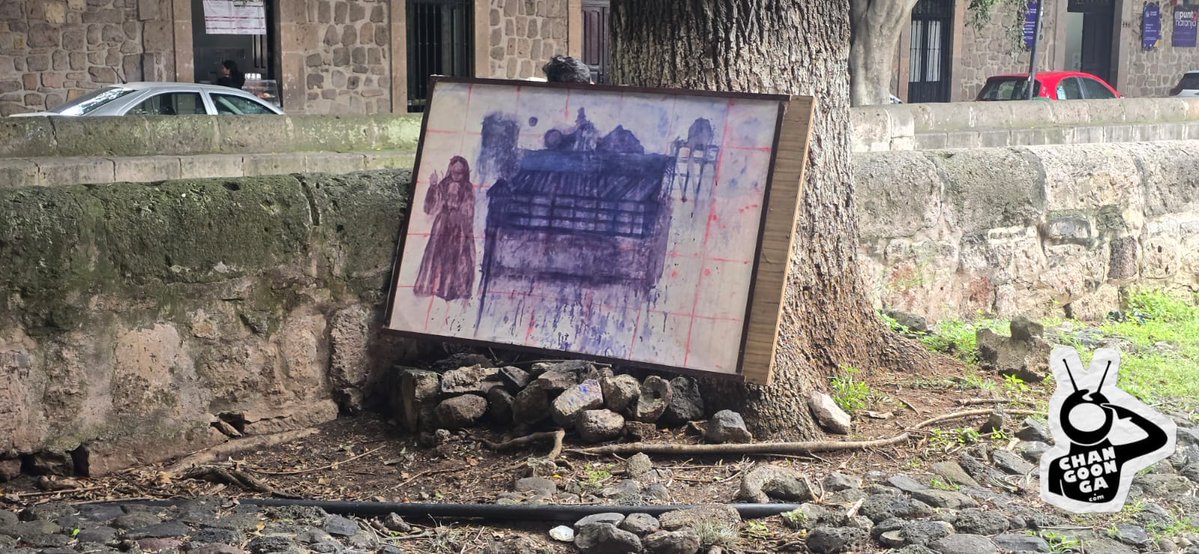 michangoonga's tweet photo. #Morelia  Así nacen las leyendas de terror 💀👻👹: Dejaron este raro cuadro abandonado en la calzada San Diego 🤔 😱 https://t.co/xl1J7DNVWq