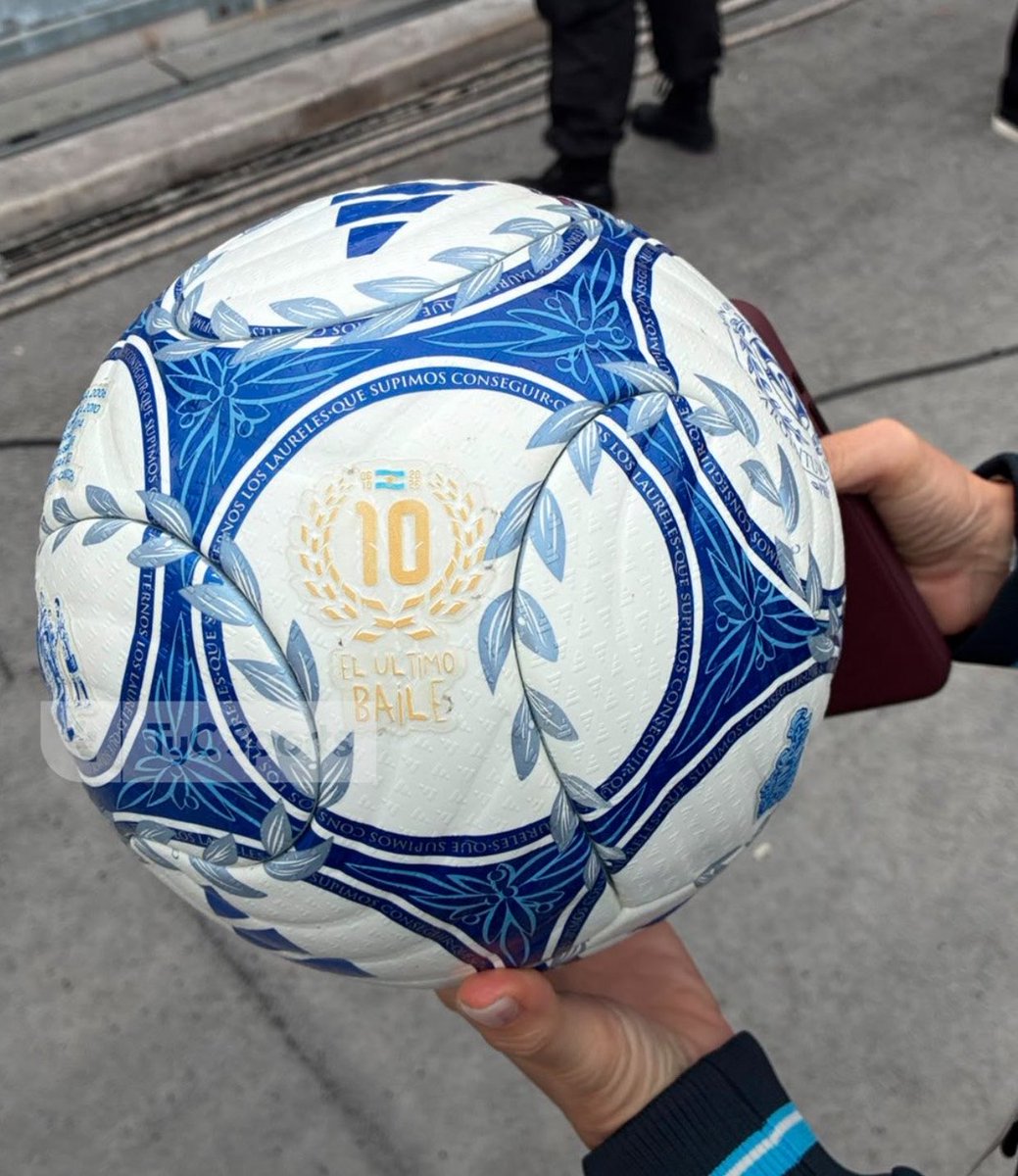 NatiBeneitez's tweet photo. A punto de comprarme una pelota de  fútbol https://t.co/UcxYdd9XKB