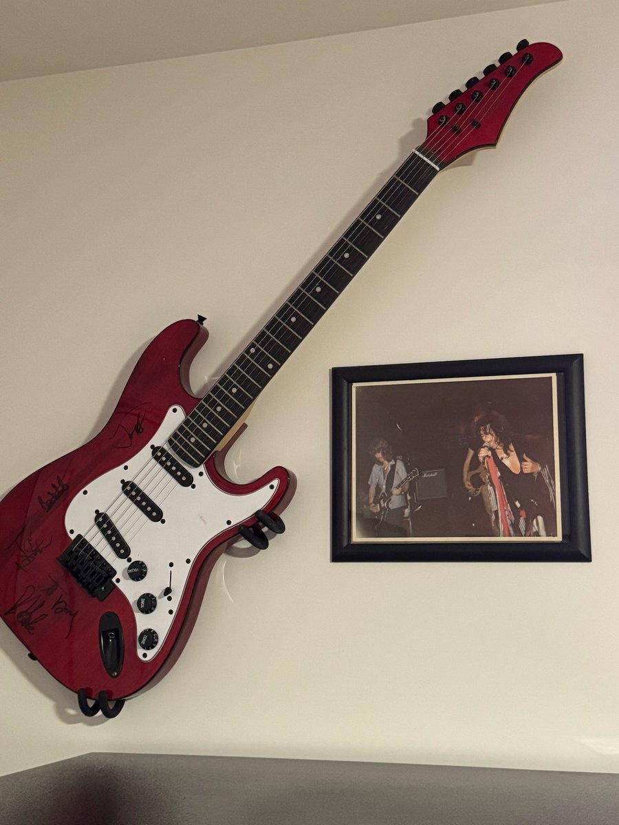 King__Nothing1's tweet photo. @Crucial1972 Aerosmith signed mine! https://t.co/XCoDSy4qUX