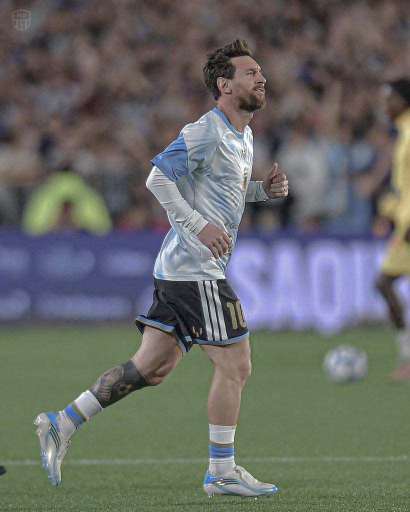 leo_s2m's tweet photo. لحى الله الفراق ولا رعاه 
فكم قد شكَّ قلبي بالنِّبال
أقاتل كلَّ جبارٍ عنيد
ويقتُلُني الفراقُ بلا قتال https://t.co/nItPtsnfdA