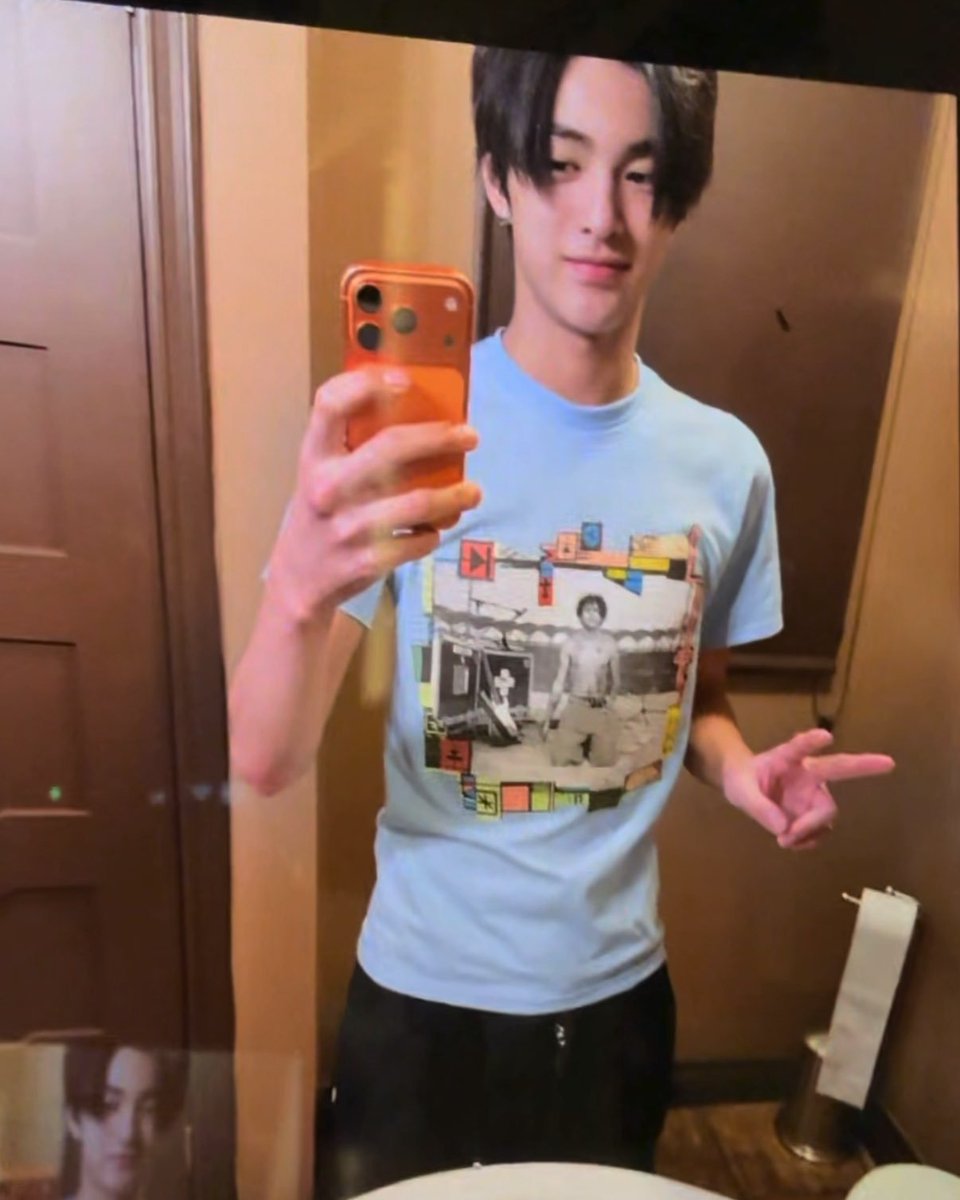 ahndeli's tweet photo. dudut iphone 17                          ahn keonho iphone 18 https://t.co/BtvMWtuVof