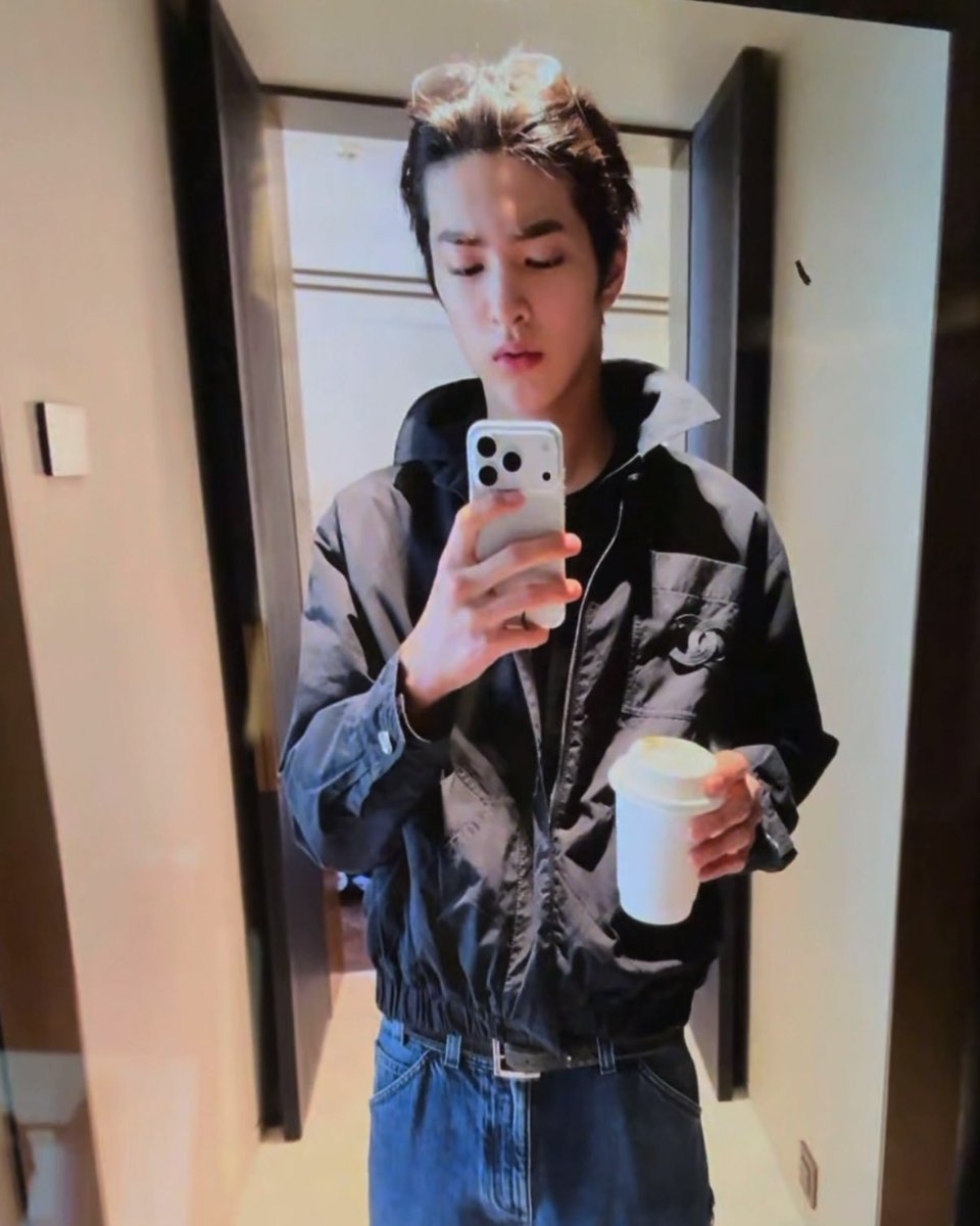 ahndeli's tweet photo. dudut iphone 17                          ahn keonho iphone 18 https://t.co/BtvMWtuVof