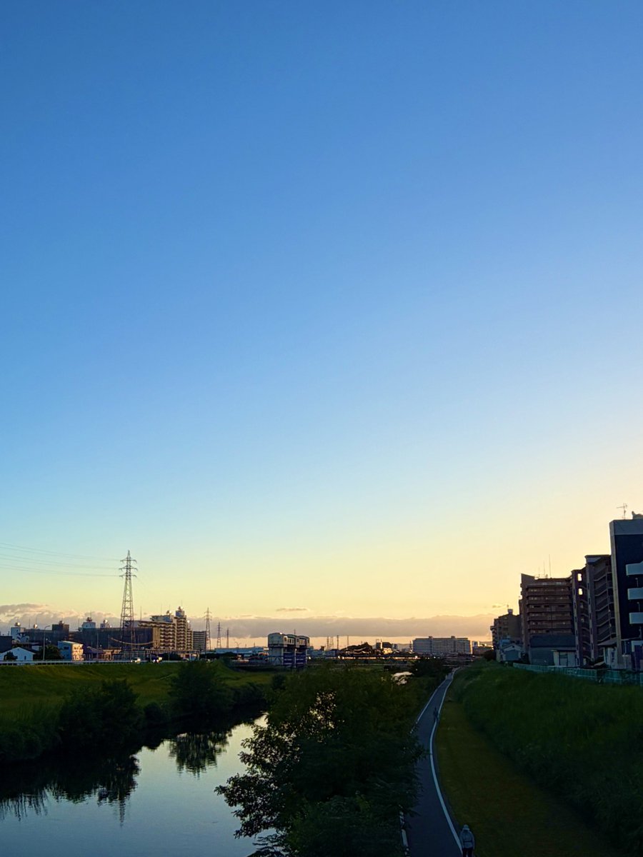 billy0618's tweet photo. 東の空が明るくなってきた
オレンジから黄色に…
西の空は
ピンクに…
ビーナスベルト
朝から楽しめた😋

#パグキャバ
#まさむね
#朝ンボ
#ビーナスベルト https://t.co/uExvuPvXib