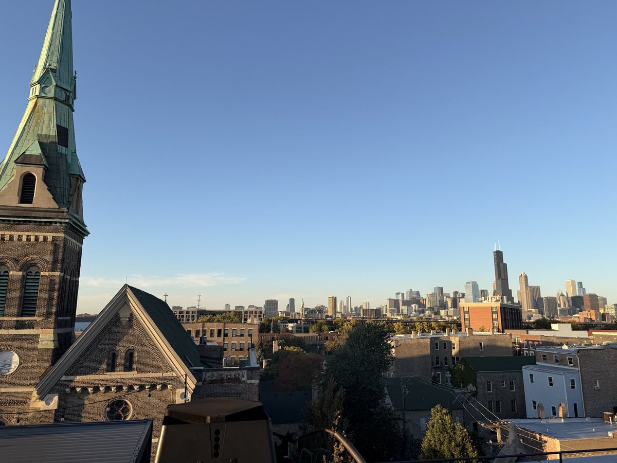 joserloser's tweet photo. decided to climb to the top of Thalia Hall for a quick smoke because it is insanely gorgeous in Chicago right now https://t.co/8bTbKFUXCY