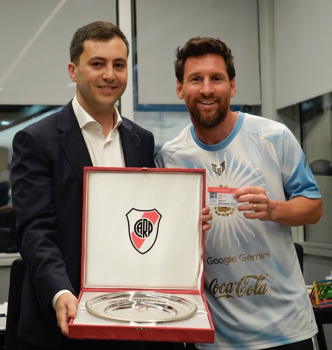 conecxeldeporte's tweet photo. MESSI, SOCIO HONORARIO DE RIVER 🔝❤️‍🩹

En la previa de su despedida de la Selección Argentina en el Monumental, Lionel #Messi recibió el carnet que lo distingue como Socio Honorario del club, además de una placa conmemorativa y el Manto Sagrado con su nombre.

Una distinción especial del Millonario para el mejor jugador de todos los tiempos. 🇦🇷❤️🤍

#RiverPlate #Messi #River #SelecciónArgentina
