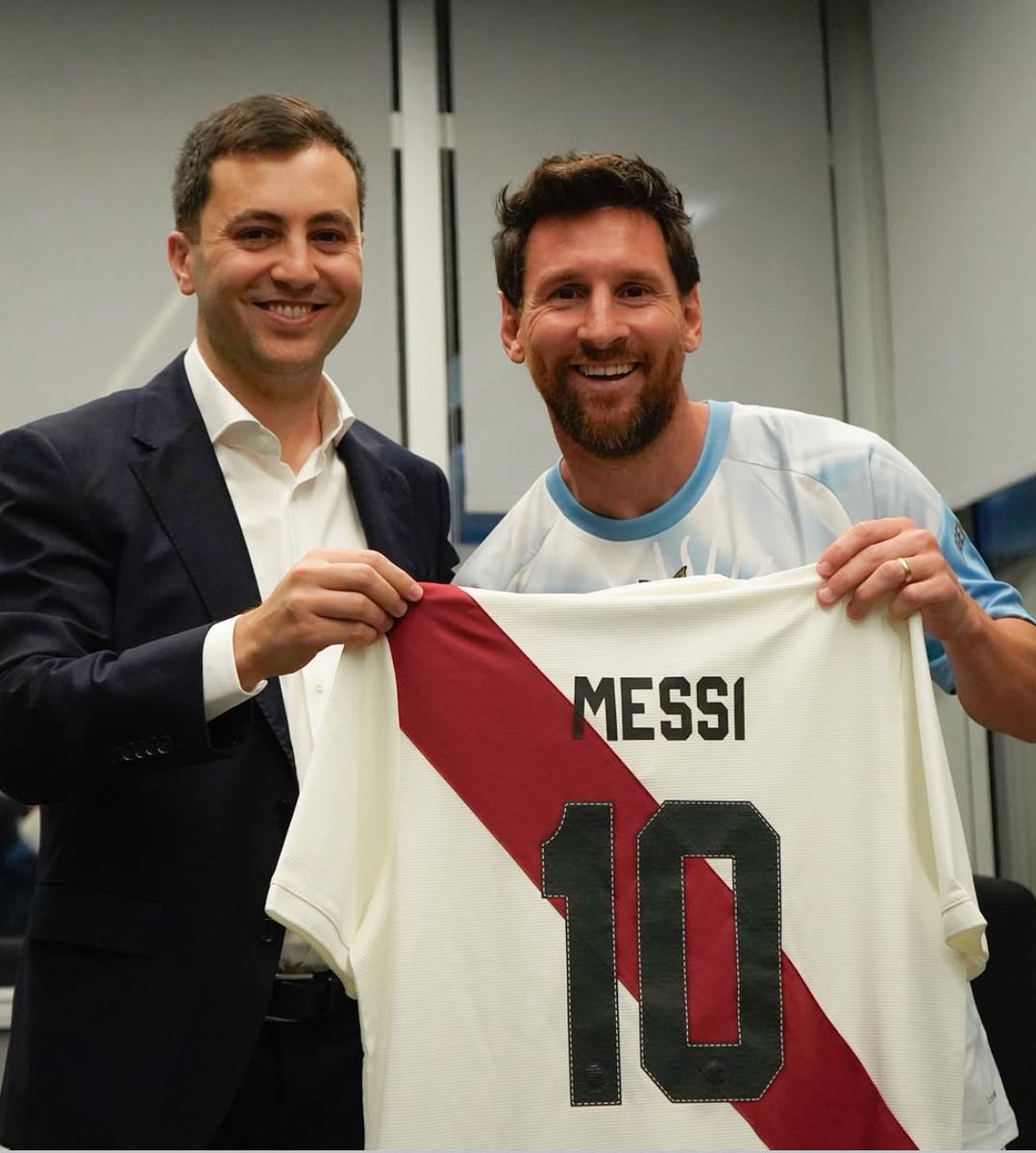 conecxeldeporte's tweet photo. MESSI, SOCIO HONORARIO DE RIVER 🔝❤️‍🩹

En la previa de su despedida de la Selección Argentina en el Monumental, Lionel #Messi recibió el carnet que lo distingue como Socio Honorario del club, además de una placa conmemorativa y el Manto Sagrado con su nombre.

Una distinción especial del Millonario para el mejor jugador de todos los tiempos. 🇦🇷❤️🤍

#RiverPlate #Messi #River #SelecciónArgentina