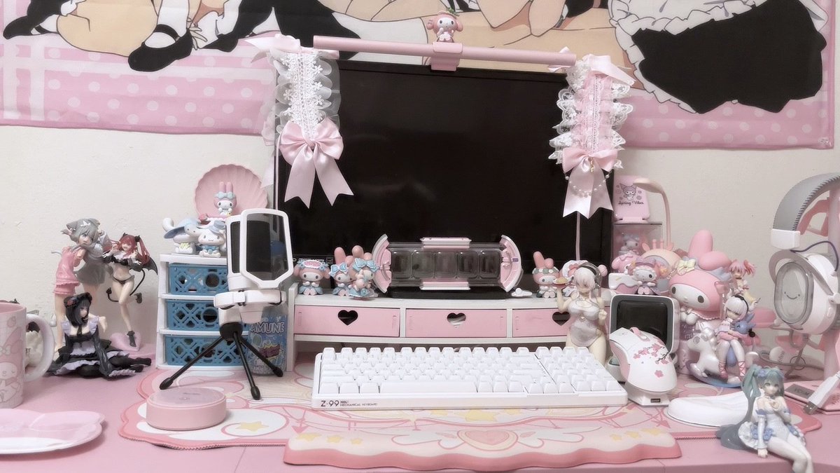 uncollars's tweet photo. SOOO IN LOVE WITH MY DESK CANT WAIT TO ADD ON MORE THINGS SOON https://t.co/4ICULrIJIX