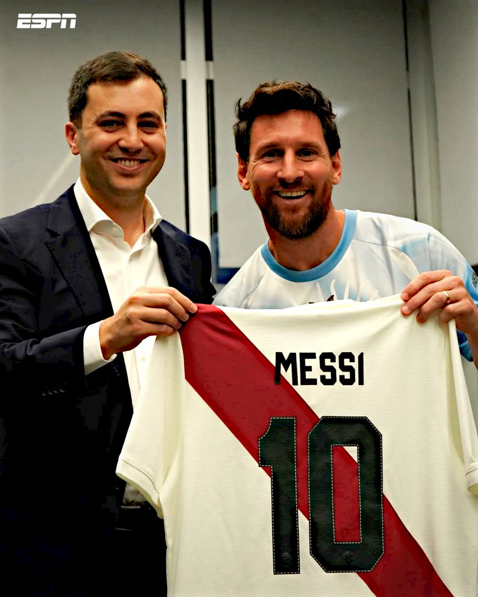 ESPNArgentina's tweet photo. 🐐 HOMENAJE MILLONARIO PARA EL GOAT: Leo Messi fue recibido por Stéfano Di Carlo. El presidente de River le entregó al capitán de la Selección una camiseta con la '10' estampada, el carnet de Socio Honorario del club y también una placa conmemorativa.

📸 @riverplate https://t.co/AyuZhCevdJ