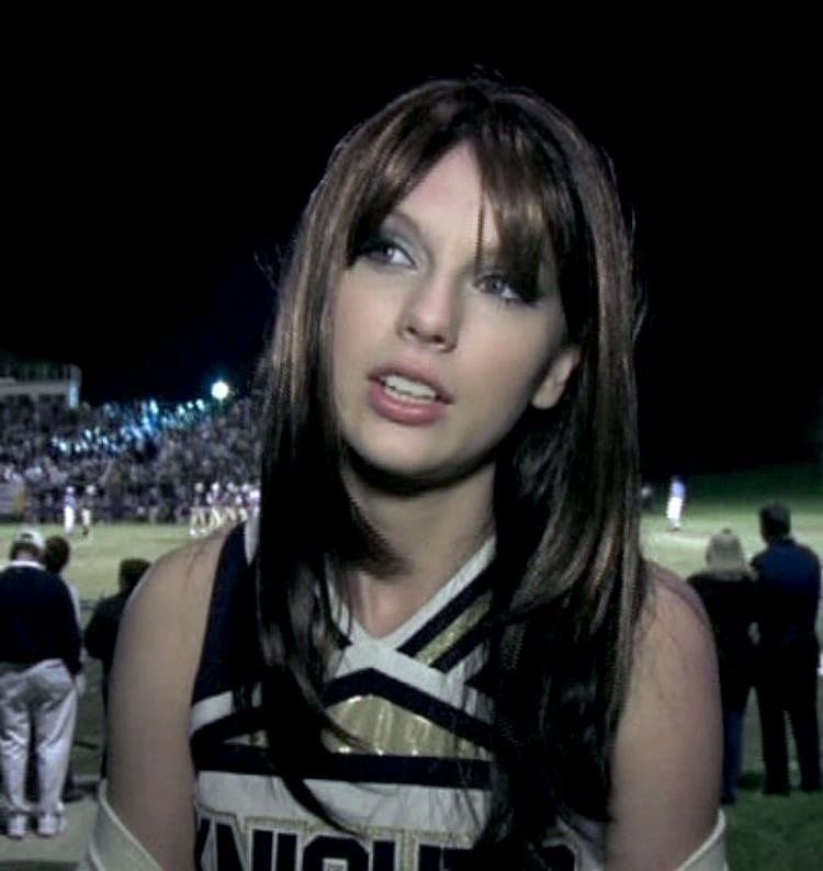 ilkeshinythings's tweet photo. Brunette Taylor swift please come home, the kids miss you https://t.co/KcugqkkkkT