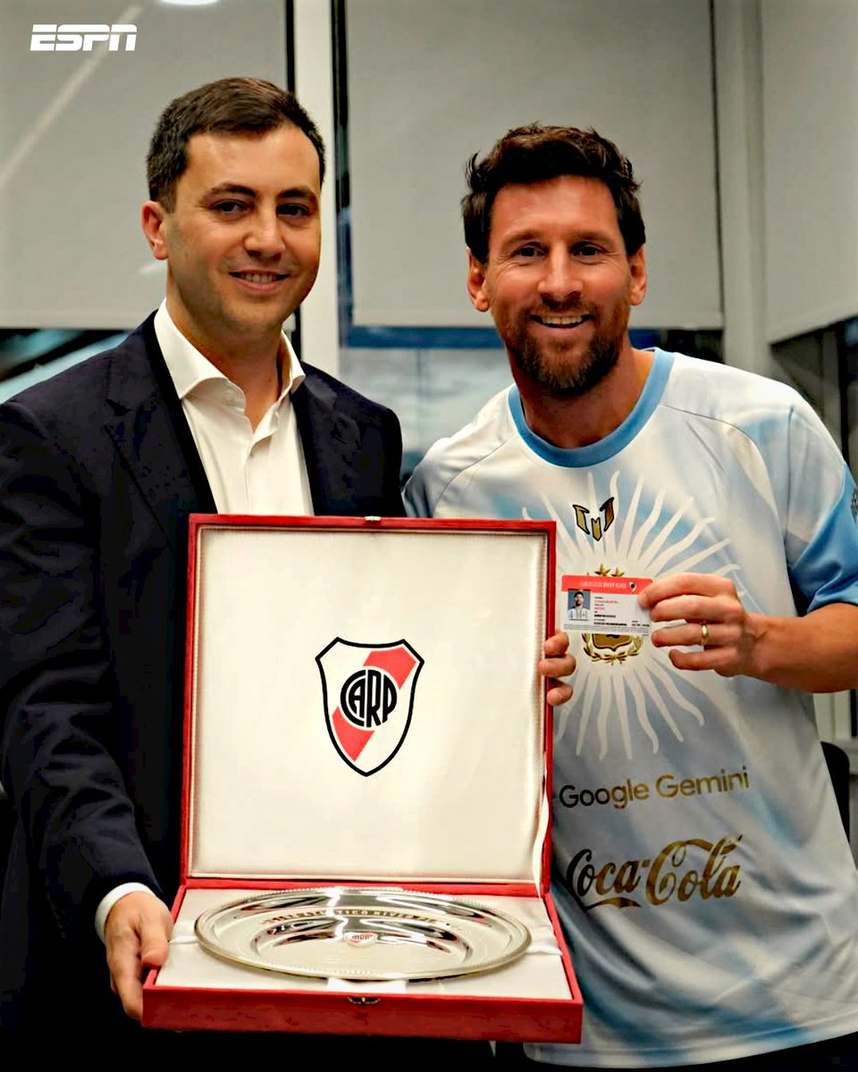 ESPNArgentina's tweet photo. 🐐 HOMENAJE MILLONARIO PARA EL GOAT: Leo Messi fue recibido por Stéfano Di Carlo. El presidente de River le entregó al capitán de la Selección una camiseta con la '10' estampada, el carnet de Socio Honorario del club y también una placa conmemorativa.

📸 @riverplate https://t.co/AyuZhCevdJ