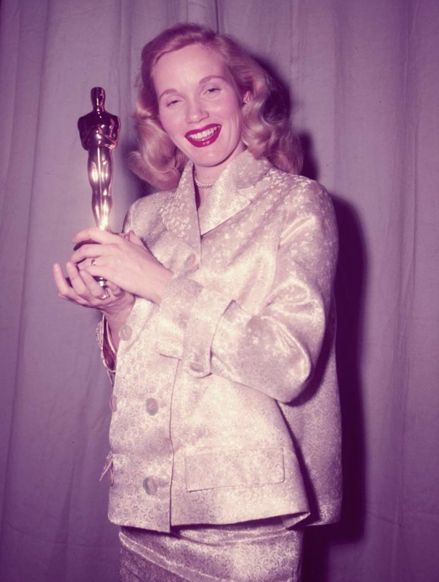 mrbrianrowe's tweet photo. Eva Marie Saint has left us at the age of 102. She was our oldest living Oscar winner, taking the gold trophy for Best Supporting Actress in 1955 for her feature film debut, On the Waterfront. Also superb in North by Northwest, Saint was a cinema icon who will never be forgotten. https://t.co/yGA0DPmrg5