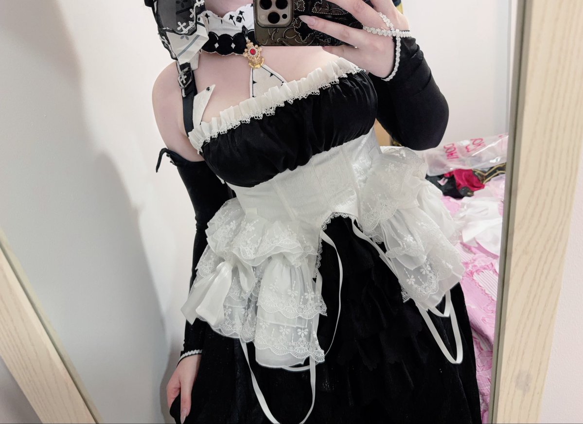 reimuuexe's tweet photo. HMS Formidable try-on ⚓️ 

accepting commissions for this cos &amp; my previous post #azurlane https://t.co/IXw7zurRpn