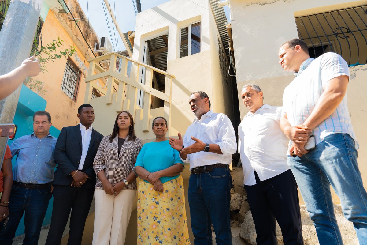 mivedrd's tweet photo. Una vivienda que hoy se convierte en hogar. 🏠🇩🇴

Nuestro viceministro @NeyRGarcia realizó la entrega de la vivienda construida por el Gobierno dominicano para los hermanos Frías, marcando el inicio de una nueva etapa para esta familia.

Agradecemos a @ListinDiario y a la periodista Ariana Pérez por dar seguimiento a esta historia y visibilizar su proceso.

Desde el MIVED de Vivienda y Edificaciones, reafirmamos nuestro compromiso de seguir acercando soluciones habitacionales dignas a quienes más lo necesitan.