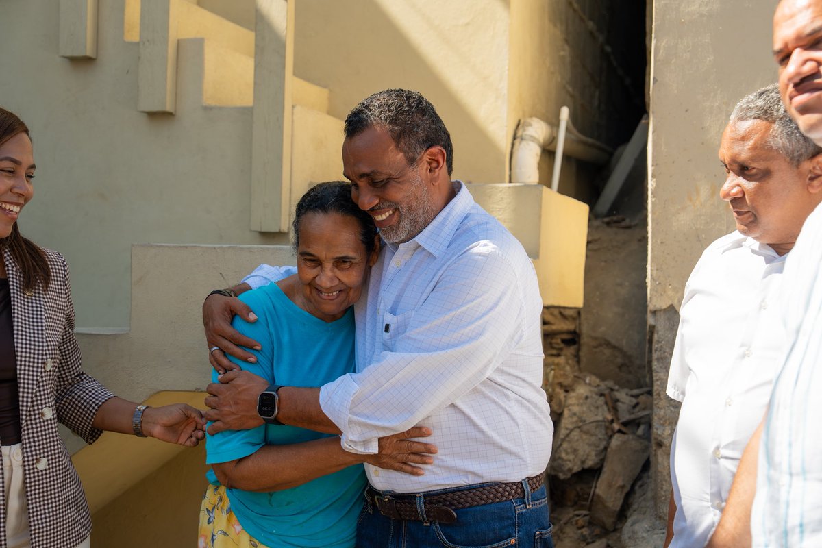 mivedrd's tweet photo. Una vivienda que hoy se convierte en hogar. 🏠🇩🇴

Nuestro viceministro @NeyRGarcia realizó la entrega de la vivienda construida por el Gobierno dominicano para los hermanos Frías, marcando el inicio de una nueva etapa para esta familia.

Agradecemos a @ListinDiario y a la periodista Ariana Pérez por dar seguimiento a esta historia y visibilizar su proceso.

Desde el MIVED de Vivienda y Edificaciones, reafirmamos nuestro compromiso de seguir acercando soluciones habitacionales dignas a quienes más lo necesitan.