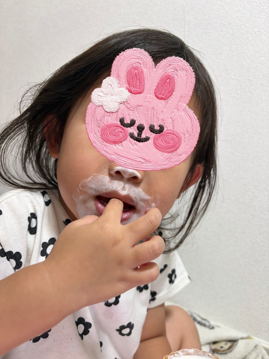 nakanofamily321's tweet photo. おはようございます☀️
最近、娘はアイス
大好きだけど毎回毎回この顔。
私も子どもの頃は、
こんなにアイスつけてたのかな？😆 https://t.co/SbxtyMvKjW