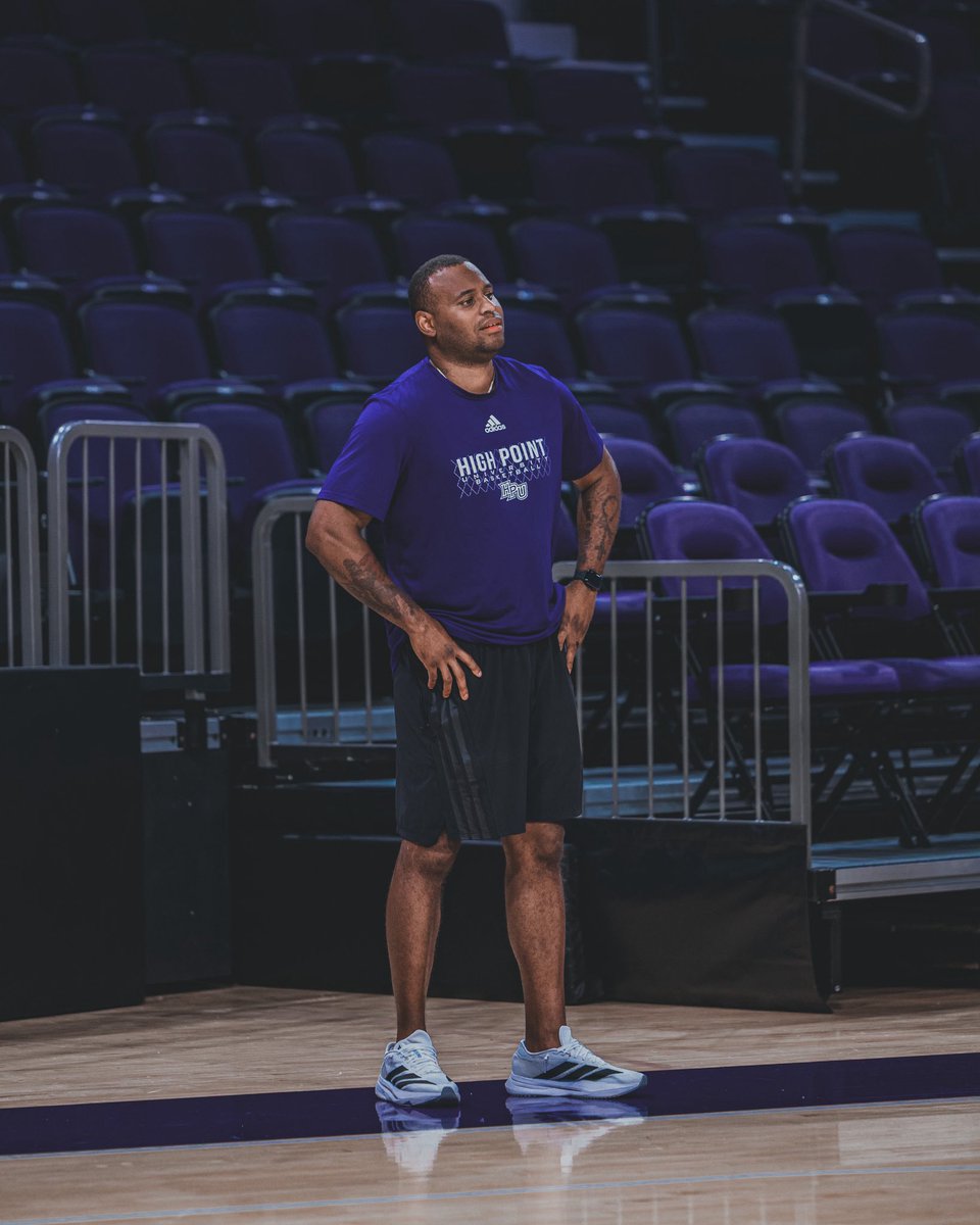 HPUMBB's tweet photo. It’s National Coaches Day and we have some of the best in the business 🏀🤝

#GoHPU x #OnTheProwl https://t.co/OVZjR2cjRu
