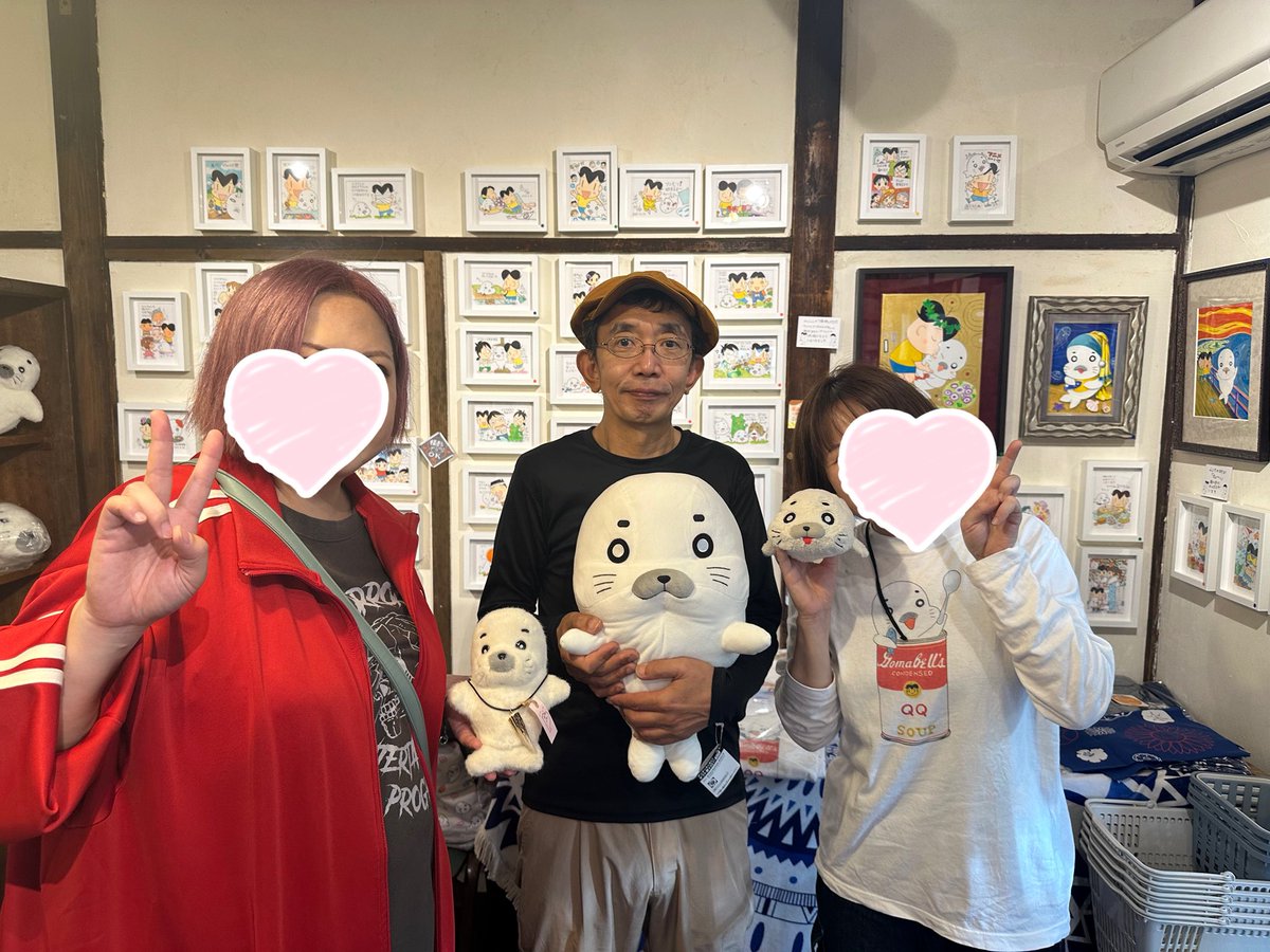 areureu_0815's tweet photo. #ゴマシロ芸術祭 

昨日、最終日にゴマシロ芸術祭に行けました。

内田かずひろ先生が在廊していてお写真撮っていただきました。

内田先生は「花子さんがきた！！」で絵を描いていらしたことを初めて知りました。

怪人トンカラトンとさっちゃんは、ポンキッキーズでアニメを見てなかなかのトラウマになった話です。

さなひめさん@sanahime51 とも再会できて良かった！

購入したグッズは帰ってから開封します！
