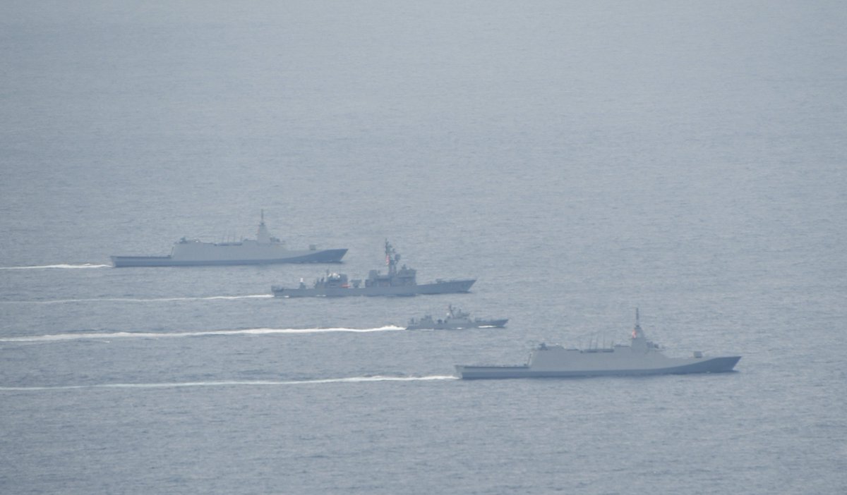 JMSDF_SUF's tweet photo. 日本海の波濤を駆ける「#やはぎ」「#あがの」「#せんだい」「#はやぶさ」！
舞鶴所属の４隻による訓練の様子を、岩国所属の航空機が捉えました。
空からの視点で見つめる艦隊の姿。日本海は私たちが守ります！

#水上艦隊 https://t.co/NLaK2bnUAb