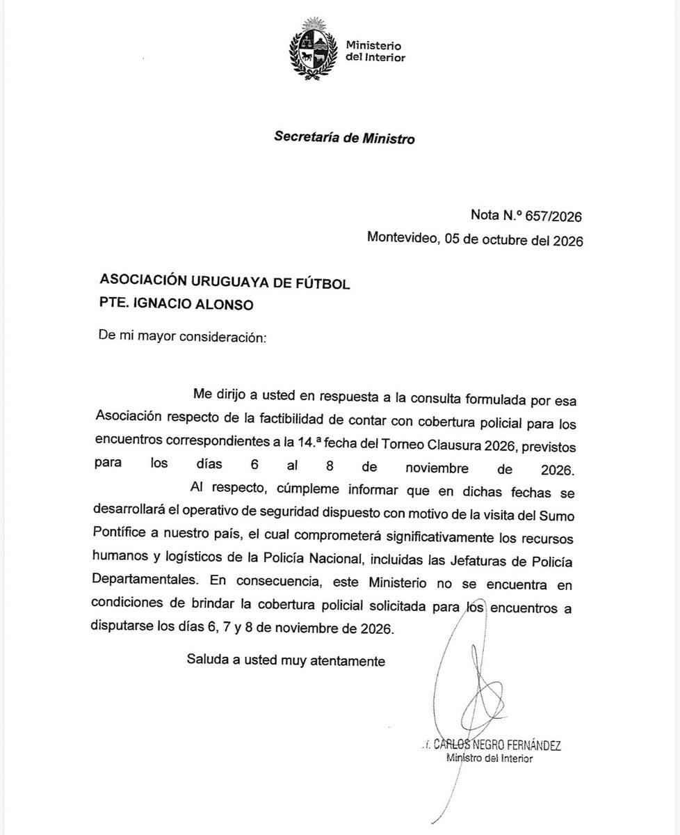 Buysan's tweet photo. ⚽️ Por la llegada del Papa al Uruguay no habrá servicio policial para espectáculos deportivos el 6, 7 y 8 de noviembre informó el @Minterioruy 

Se tendrá que postergar la fecha 14 del Clausura.  

@TelemundoUY @DSportsUY https://t.co/hLl6JfuSXZ