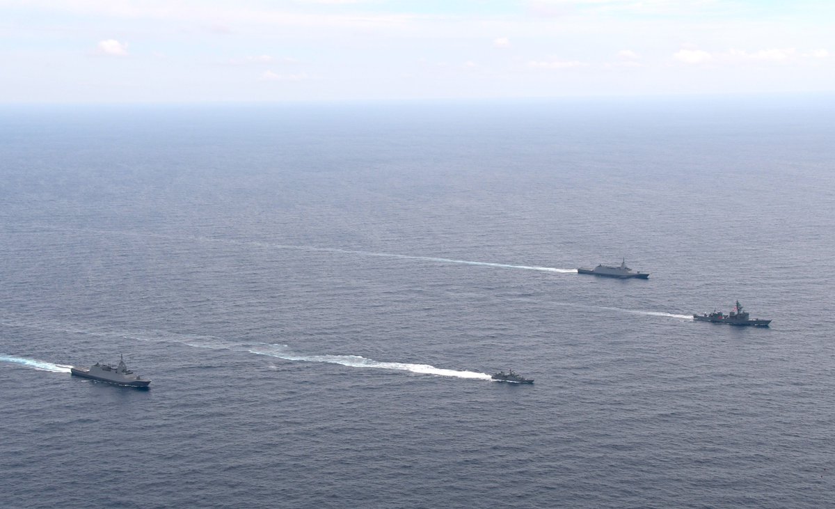 JMSDF_SUF's tweet photo. 日本海の波濤を駆ける「#やはぎ」「#あがの」「#せんだい」「#はやぶさ」！
舞鶴所属の４隻による訓練の様子を、岩国所属の航空機が捉えました。
空からの視点で見つめる艦隊の姿。日本海は私たちが守ります！

#水上艦隊 https://t.co/NLaK2bnUAb