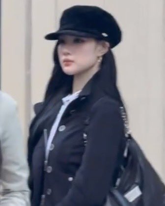 juunblokm's tweet photo. juun looking lovely in a beret today https://t.co/w4NVJt2QT0