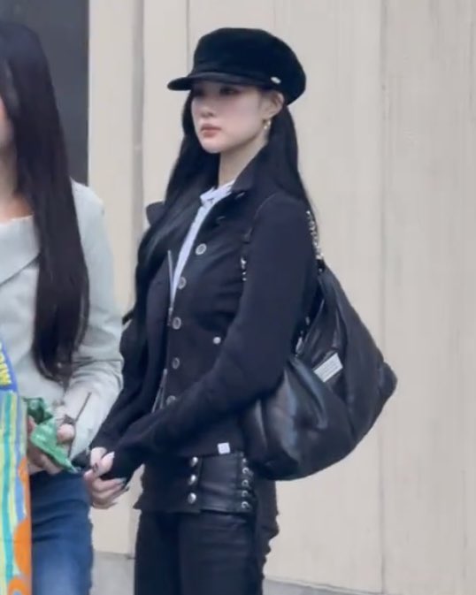juunblokm's tweet photo. juun looking lovely in a beret today https://t.co/w4NVJt2QT0