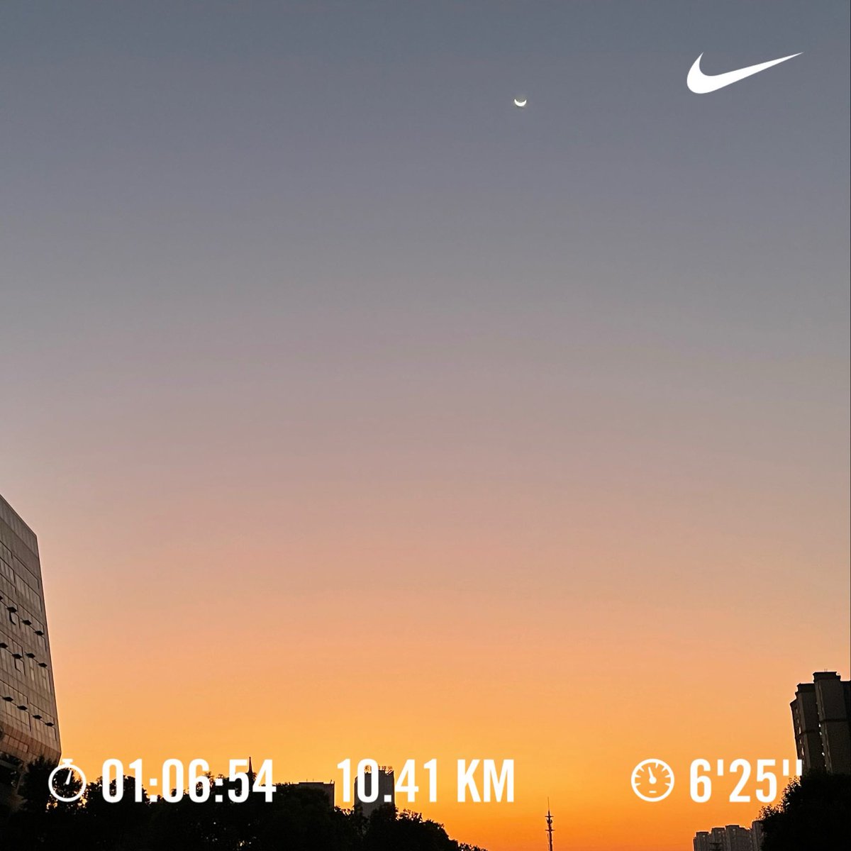 hideymc63h's tweet photo. 東京との時差1時間 日の出時刻5:59 ということで、あやちの「また明日〜」を聞いてから走り始めてもまだ真っ暗 徐々に茜が差してくるこの時間が好き 今朝もありがとうございました
#jll813
汗をかいてととのいました
#weekendrunner https://t.co/UVe8ZsNDp4