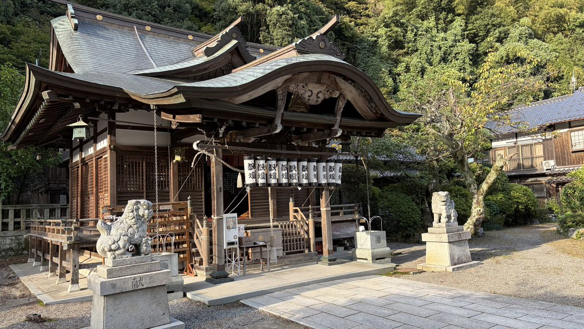 origuti_sou's tweet photo. アマカノ3聖地巡礼続き
ただしiPhoneでアスペクト比16:9の写真撮ると上下が削られるんですね
そのせいで日生下神社だけはどーもしっくりこない
アスペクト比4:3と並べてみましたので、見比べてみてください
これ以上下がると灯籠が画面に入っちゃうし、NEXTONの人たちどういうカメラで撮ってるのかしら https://t.co/br1sBlwJbY