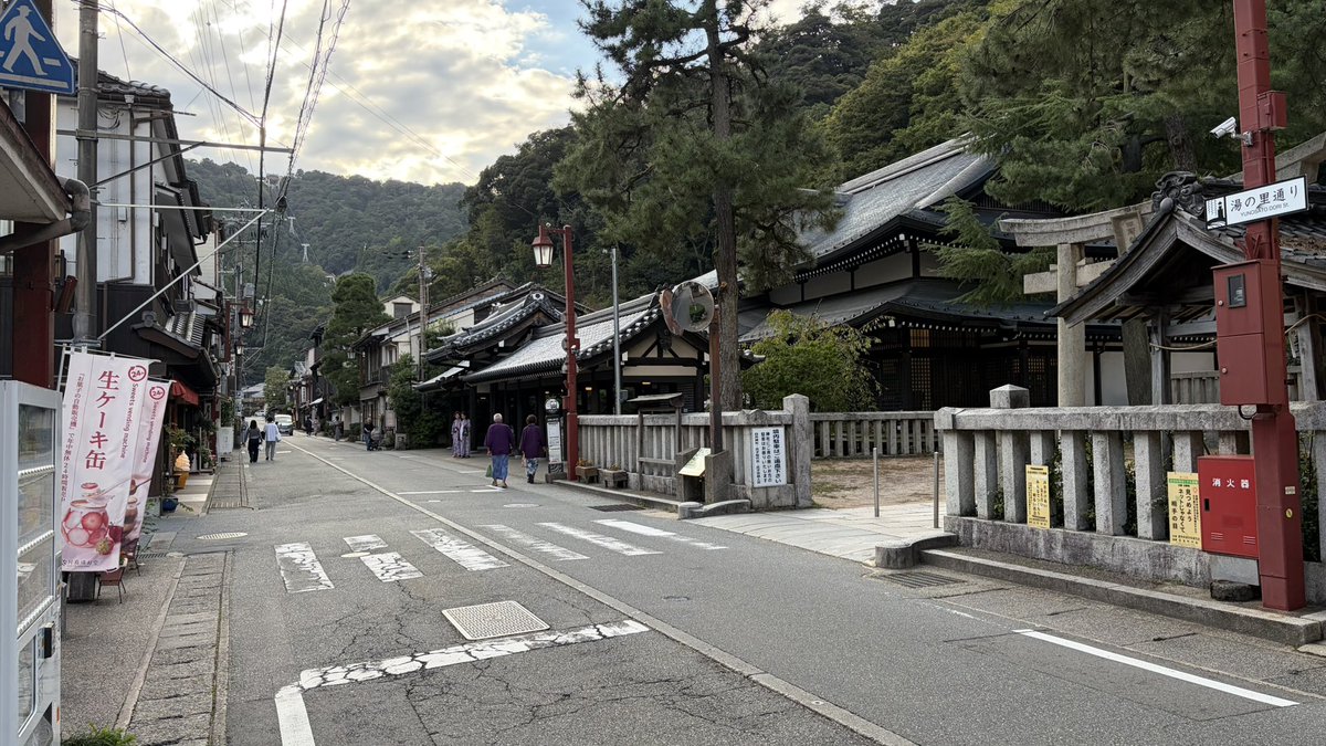 origuti_sou's tweet photo. アマカノ3聖地巡礼続き
ただしiPhoneでアスペクト比16:9の写真撮ると上下が削られるんですね
そのせいで日生下神社だけはどーもしっくりこない
アスペクト比4:3と並べてみましたので、見比べてみてください
これ以上下がると灯籠が画面に入っちゃうし、NEXTONの人たちどういうカメラで撮ってるのかしら https://t.co/br1sBlwJbY