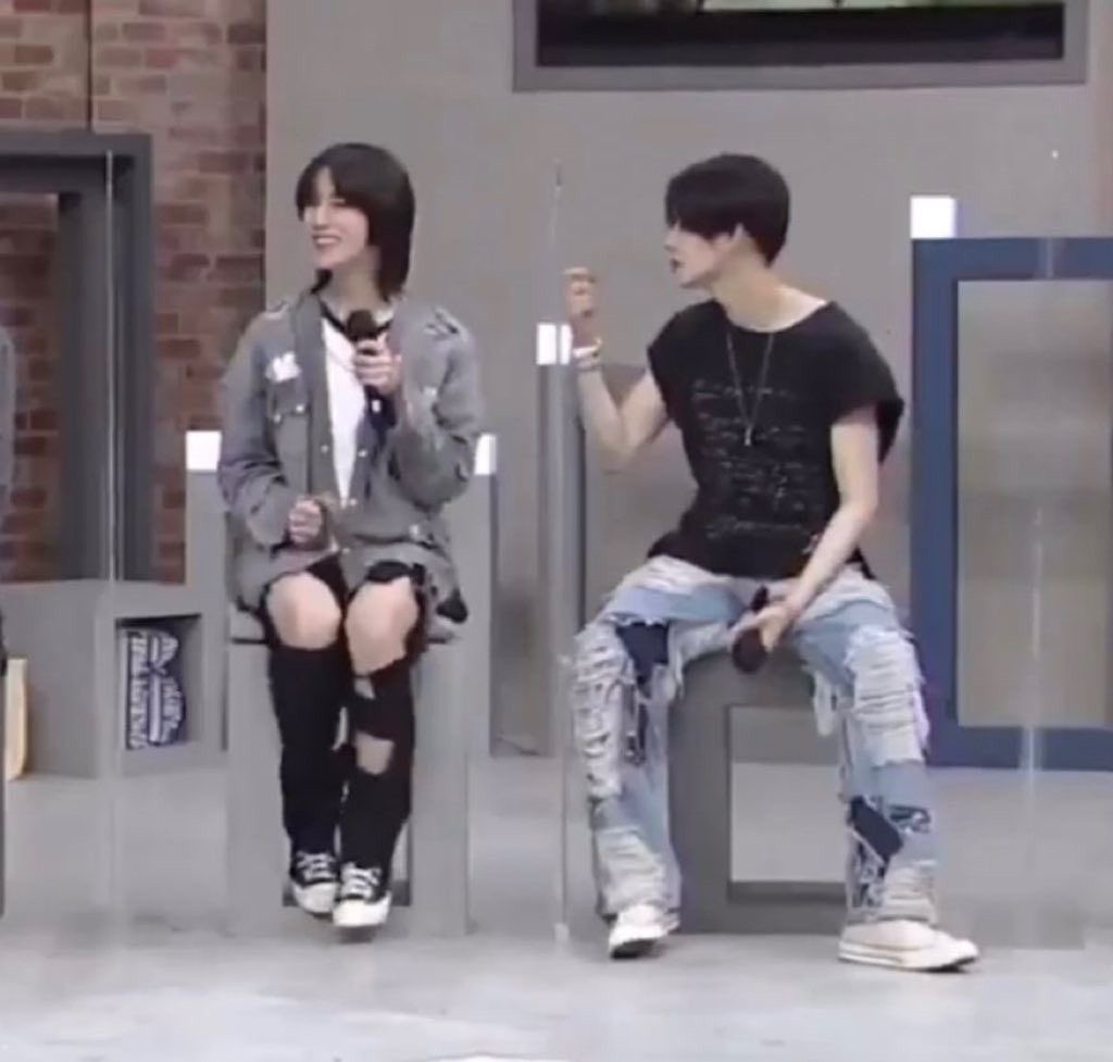 backformorekat's tweet photo. Baby girl vs manspread king https://t.co/1WM8YQcpID