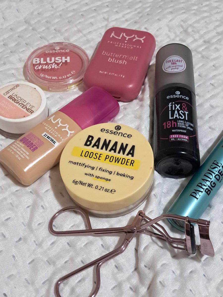 franiluvly's tweet photo. @cheneichi El polvo siento que es bastante caro y pueden encontrar mejores a menor precio, yo uso el banana powder de essence.
Estos son mis productos 🤧💕 https://t.co/PMn8esmThk