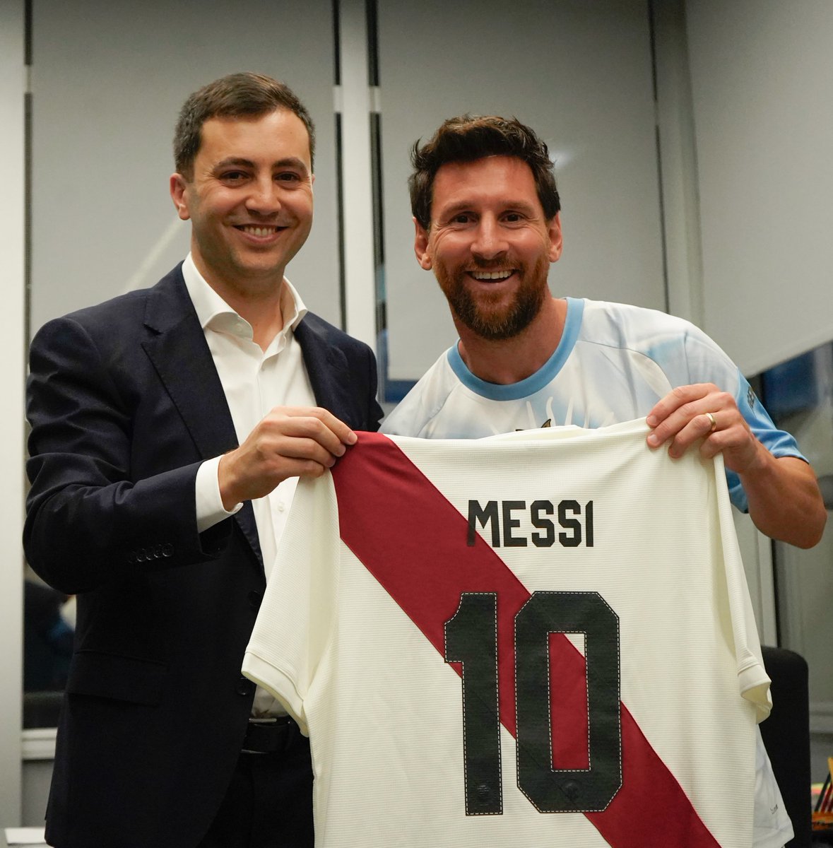 MilloGallina86's tweet photo. 📋| Lionel Messi, es declarado como socio honorario del Club Atlético River Plate. 

🔟| El mejor jugador indiscutido de todos los tiempos, recibió una placa conmemorativa y una camiseta con su nombre. 

ℹ️| @RiverPlate https://t.co/A1Dj3TcMsK