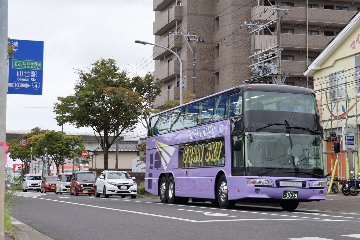 dora_s1703's tweet photo. タケヤ交通 3079
三菱ふそう BKG-MU66JS

シルバーウィーク期間に、中野栄駅から三井アウトレットパーク仙台港の間で無料シャトルバスとして運行した、元はとバスのエアロキングです！
同社には3列シート・オープントップのMU612TXも在籍してますが、こちらは4列シート・エレベーター装備のBKG-です。 https://t.co/hu63FdyFjd