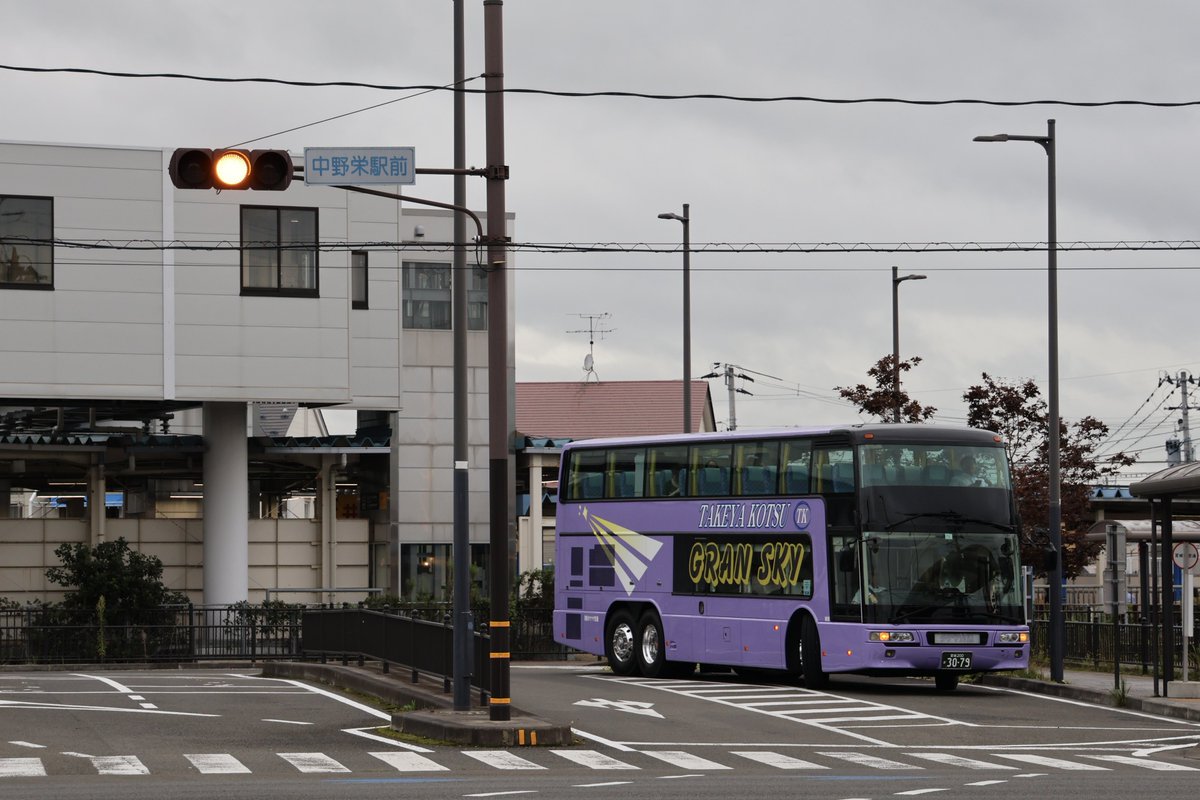 dora_s1703's tweet photo. タケヤ交通 3079
三菱ふそう BKG-MU66JS

シルバーウィーク期間に、中野栄駅から三井アウトレットパーク仙台港の間で無料シャトルバスとして運行した、元はとバスのエアロキングです！
同社には3列シート・オープントップのMU612TXも在籍してますが、こちらは4列シート・エレベーター装備のBKG-です。 https://t.co/hu63FdyFjd