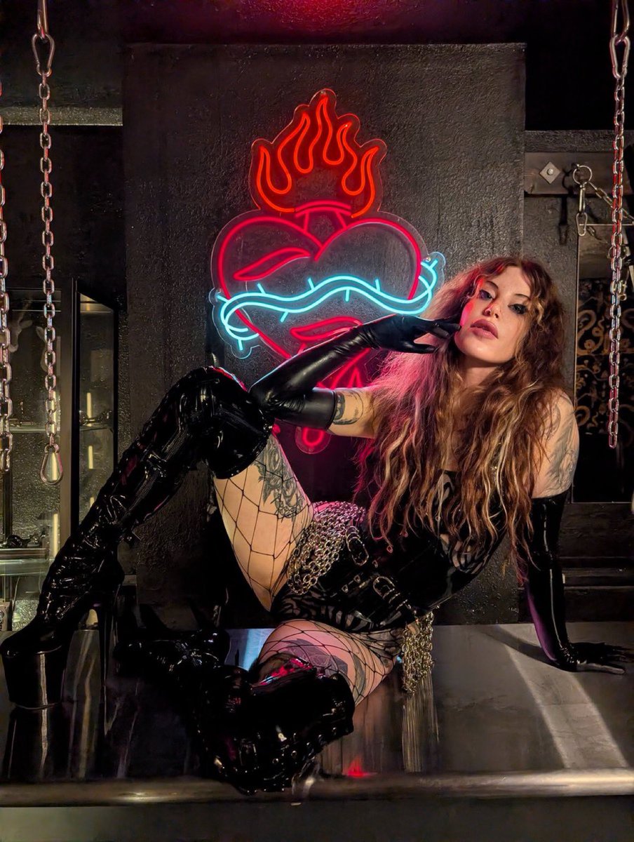 scfDomme's tweet photo. You want your life destroyed by a beautiful woman in latex ✨ https://t.co/qAOeubLXH0